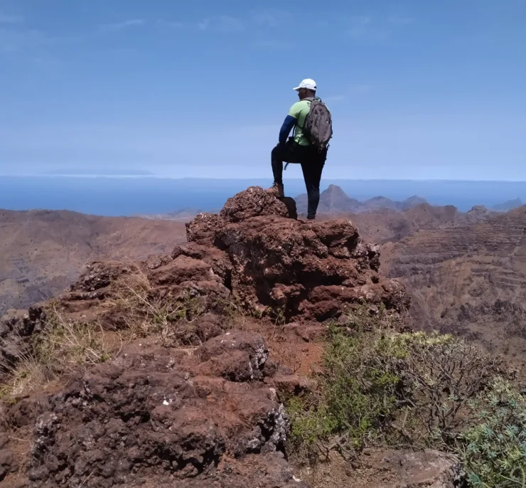 Hiking to Pico da Antonia